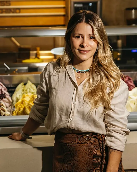 Daniela Lince frente a la vitrina de helados de Amoracuyá